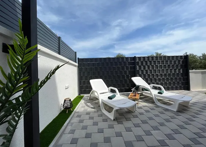 Four Stars Apartments
