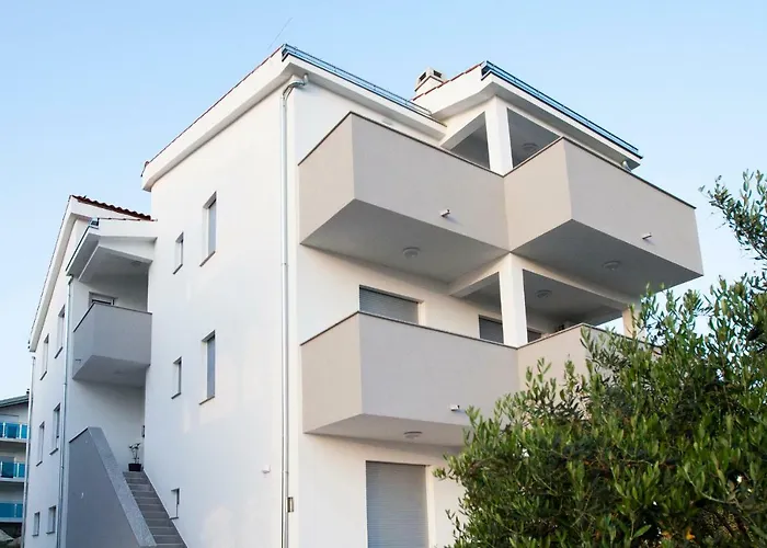 Four Stars Apartments